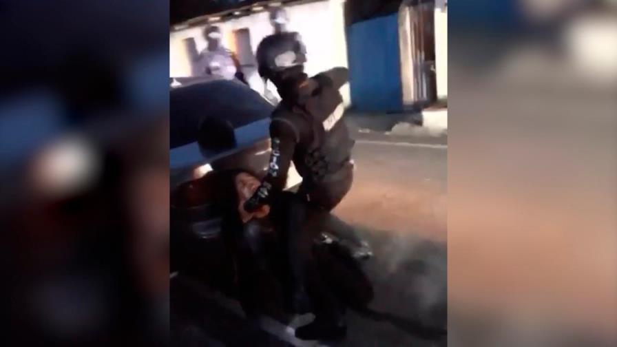 Al menos 10 detenidos por agredir a policías en Bonao durante el toque de queda 