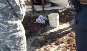 Rescatan en alta mar nueve personas y buscan otras cuatro luego que embarcación ilegal zozobrara 