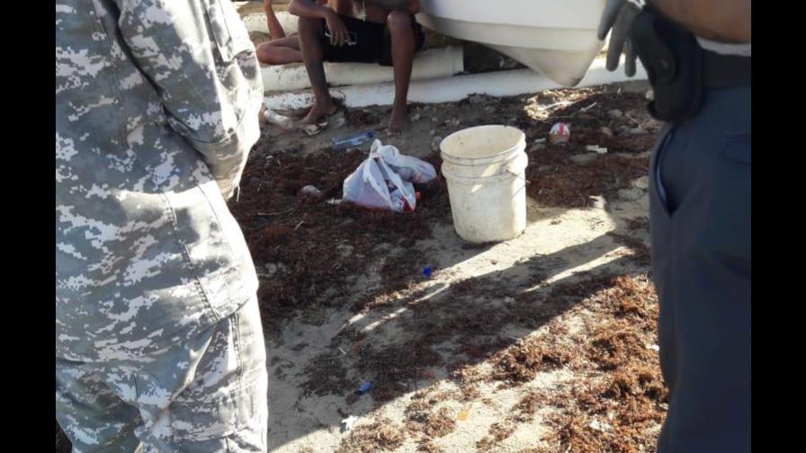 Rescatan en alta mar nueve personas y buscan otras cuatro luego que embarcación ilegal zozobrara 