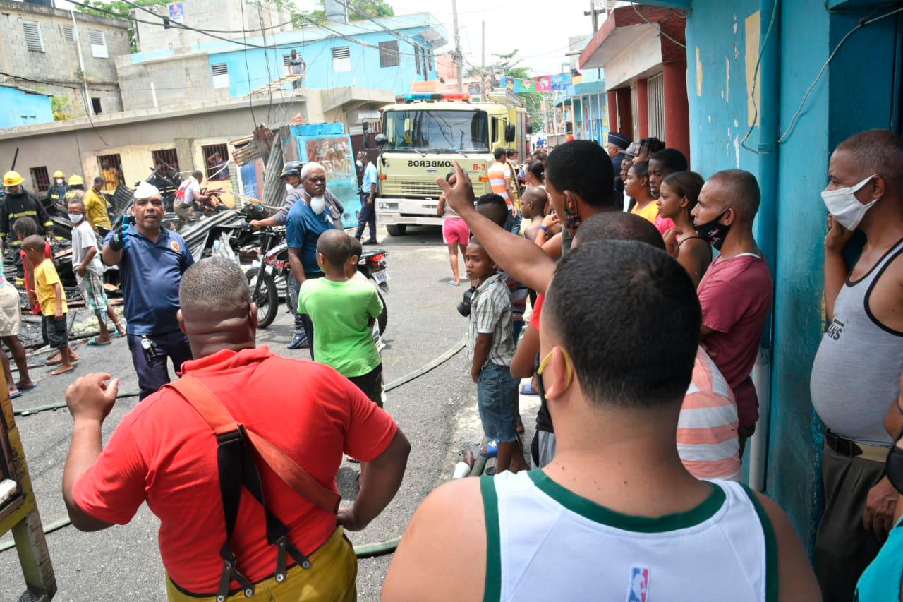 Para extinguir el incendio fueron necesarias tres unidades del Cuerpo de Bomberos del Distrito Nacional.