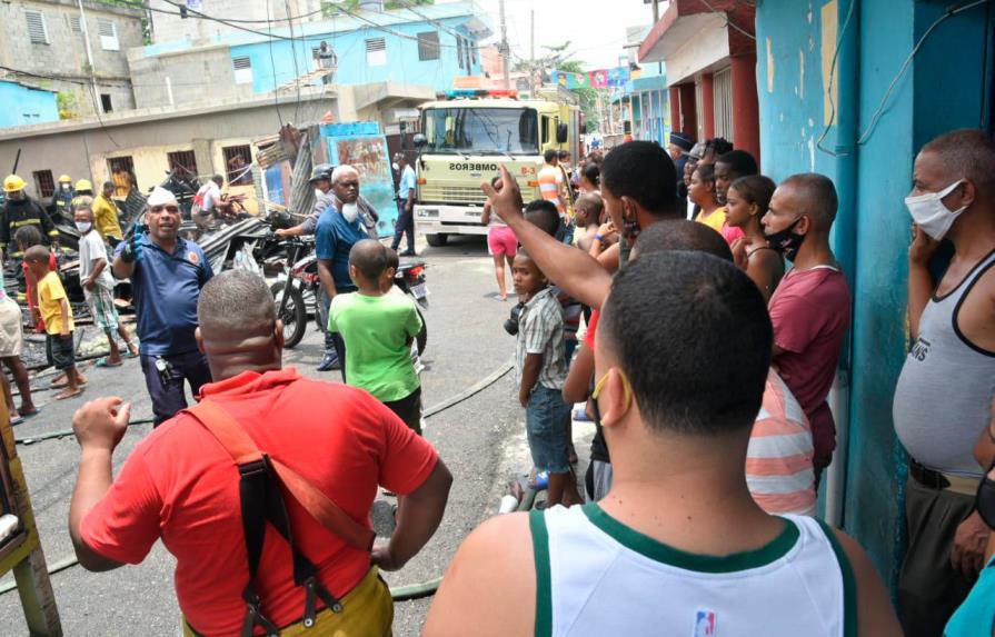 Fuego en una vivienda bajo el teleférico de Santo Domingo provoca paralización del servicio