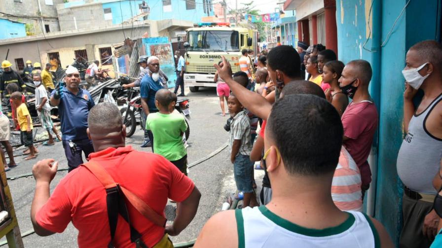 Fuego en una vivienda bajo el teleférico de Santo Domingo provoca paralización del servicio