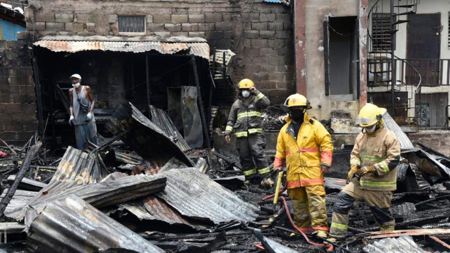 Fuego en casas bajo el teleférico arrasó con un salón de belleza y dos viviendas