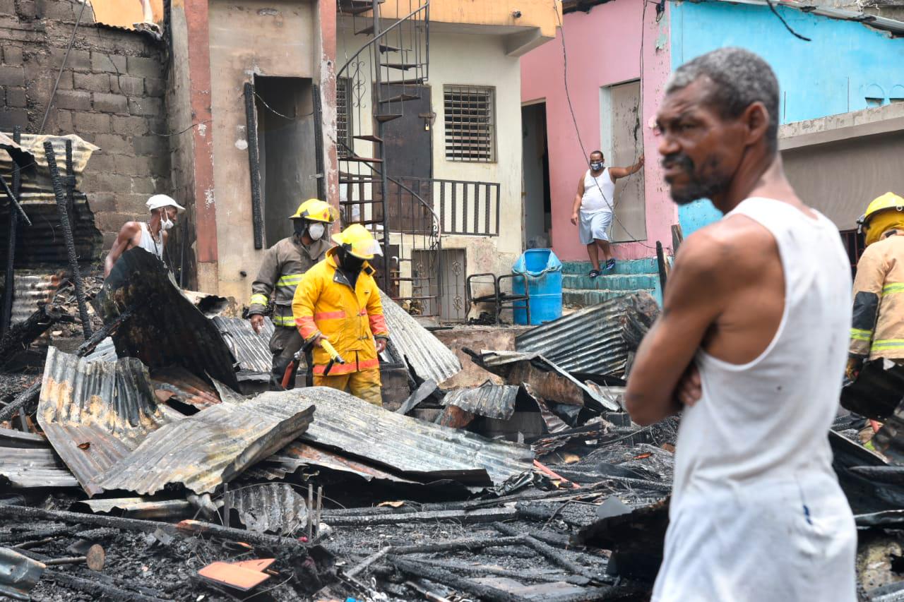 Para extinguir el incendio fueron necesarias tres unidades del Cuerpo de Bomberos del Distrito Nacional.