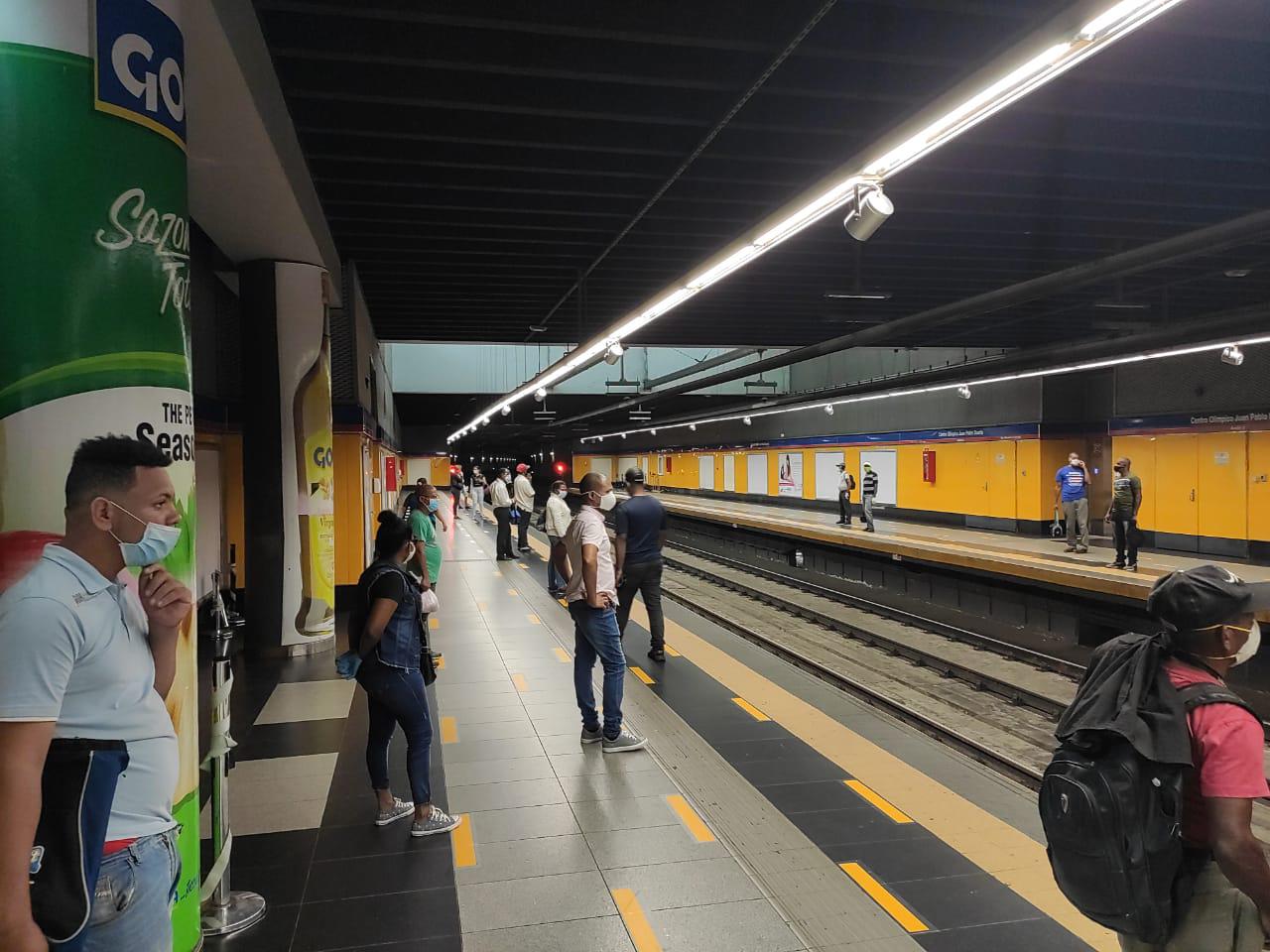 Personas esperando por el Metro de Santo Domingo (DIARIO LIBRE/JHON ESCALANTE)