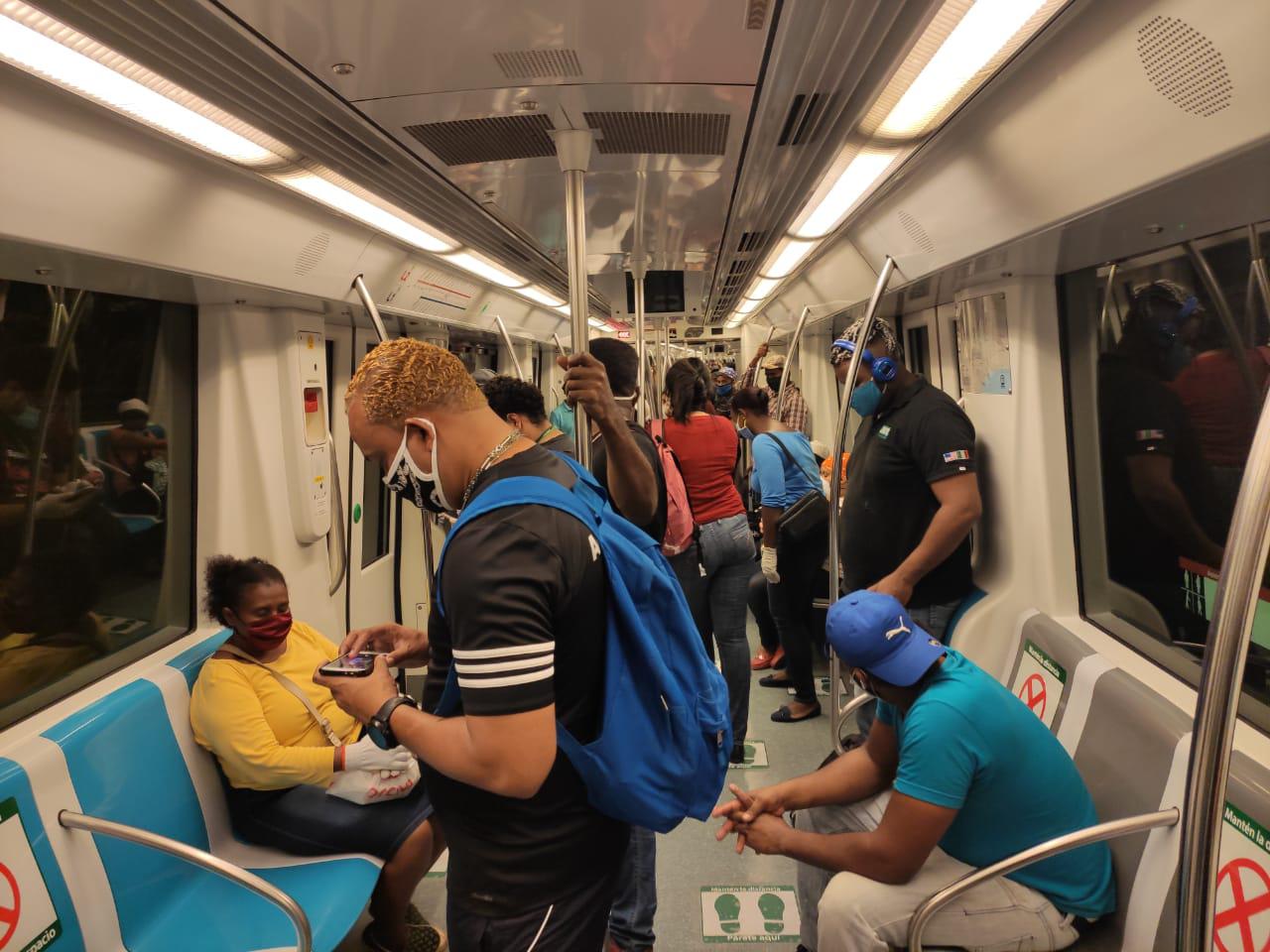 Personas dentro de un vagón del Metro de Santo Domingo. (DIARIO LIBRE/JHON ESCALANTE)