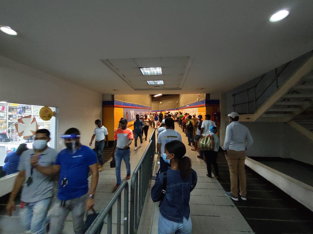 Filas de personas en la transfarencia de líneas del Metro de Santo Domingo (DIARIO LIBRE/JHON ESCALANTE)