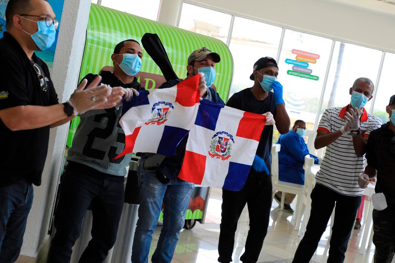 Los músicos entonaron la canción “Dominicano Soy”, al bajar del avión. 