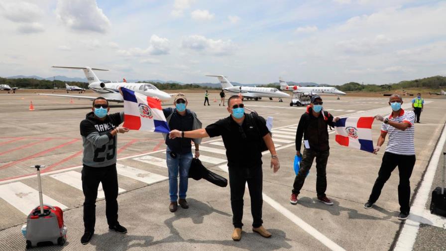 Llegan al país seis músicos dominicanos que tenían dos meses varados en Miami 