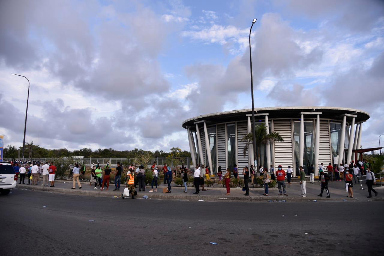 Personas que estaban esperando por entrar a la estación.