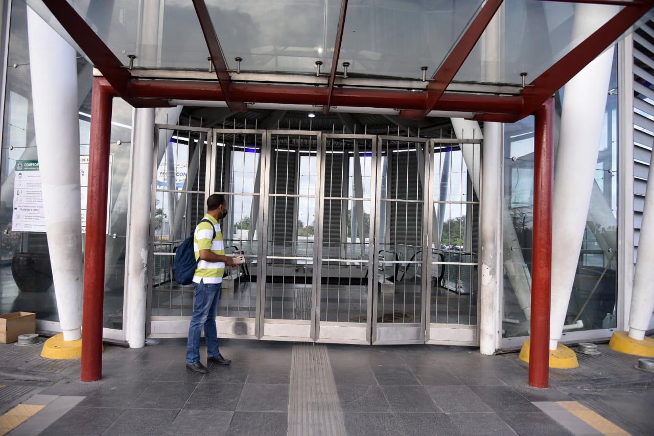 Puertas cerradas de la estación María Montez, de la línea 2, del Metro de Santo Domingo.