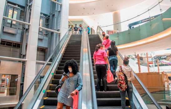 Plazas comerciales ajustan sus horarios ante el nuevo toque de queda