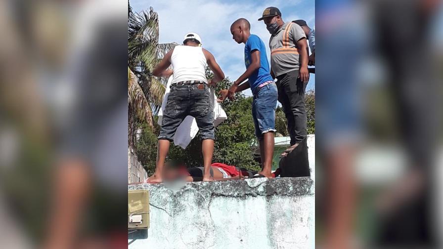 Adolescente de 15 años muere electrocutado mientras volaba chichigua en Sabana Perdida