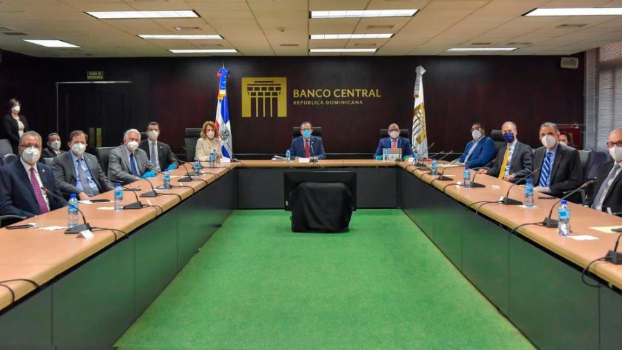 Gobernador del Banco Central dice que suspensión del turismo ha afectado oferta de divisas