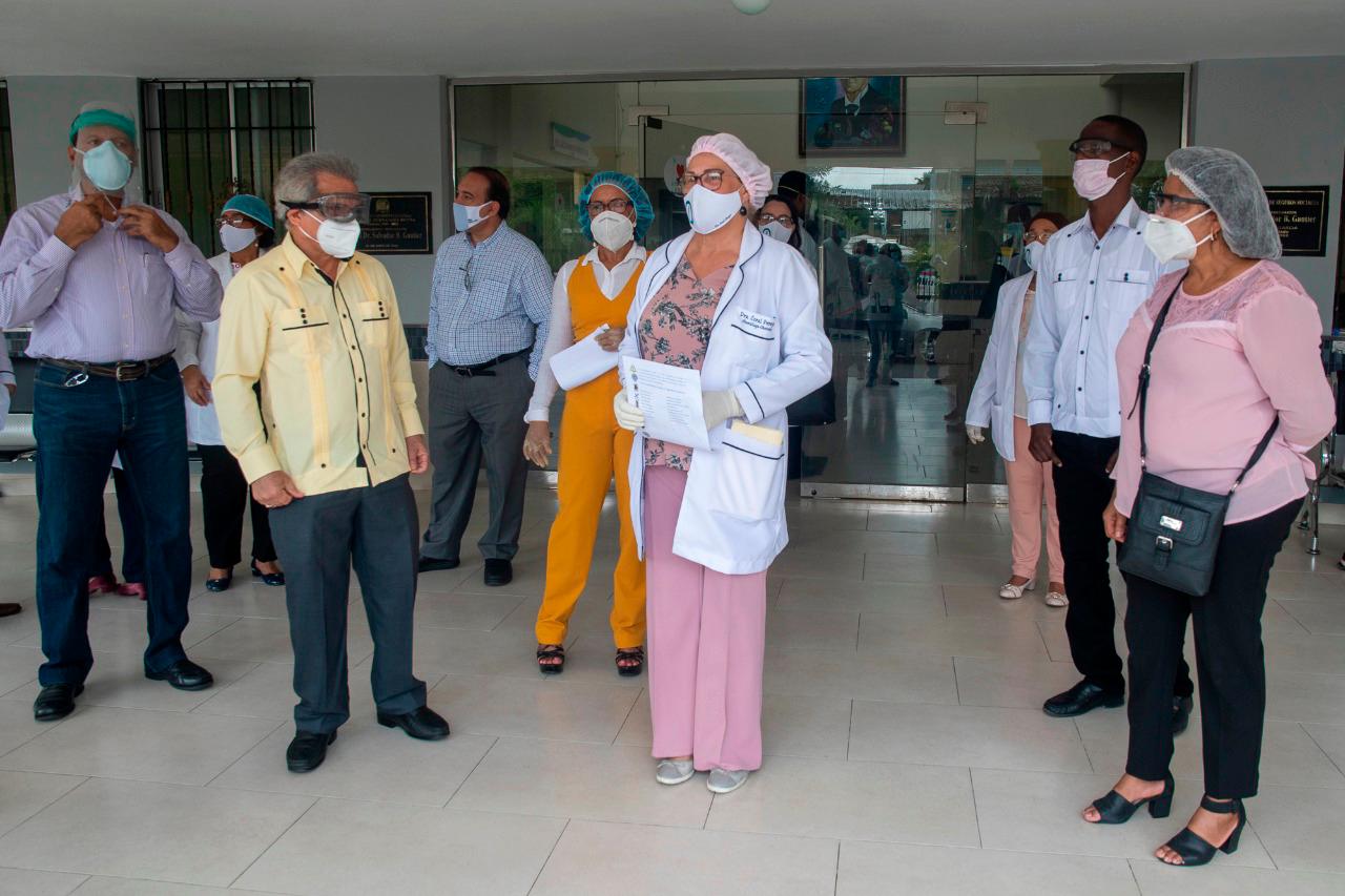 Parte del personal médico del Hospital Salvador B. Gautier.