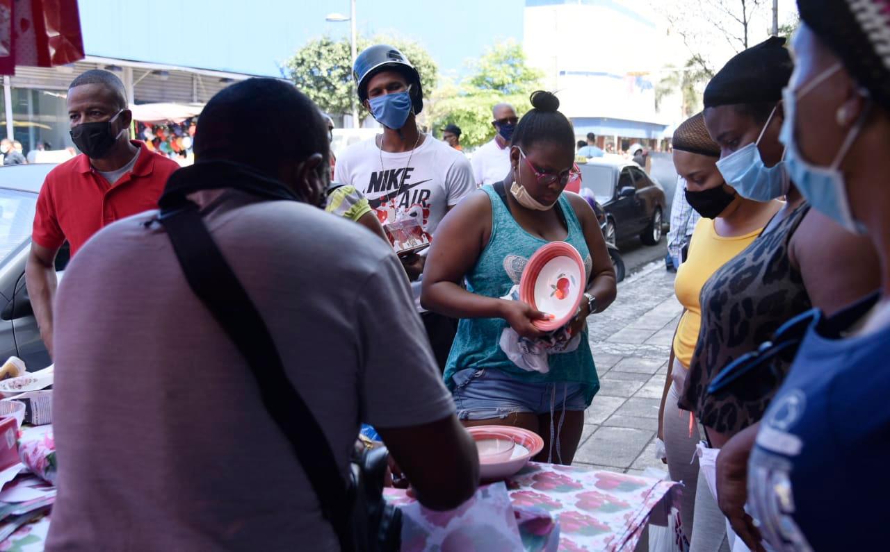 Mujeres compando regalos.