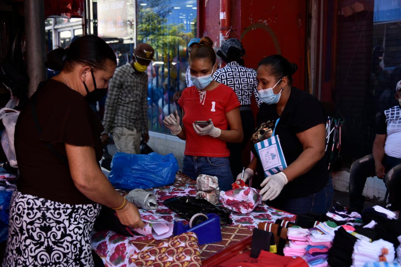 Mujeres colocando la envoltura a los regalos.