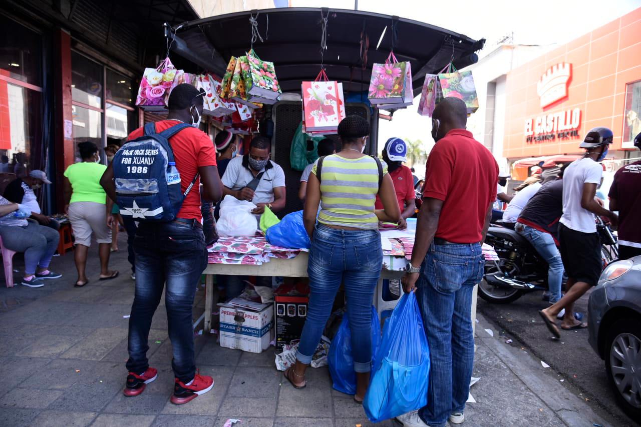 Personas realizando compras en el Día de las Madres.