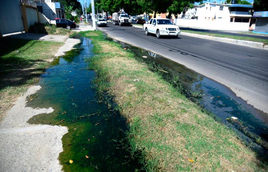 Denuncian brote de aguas residuales en avenida de Santiago