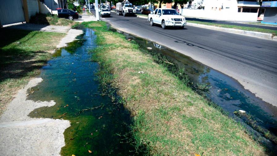 Denuncian brote de aguas residuales en avenida de Santiago