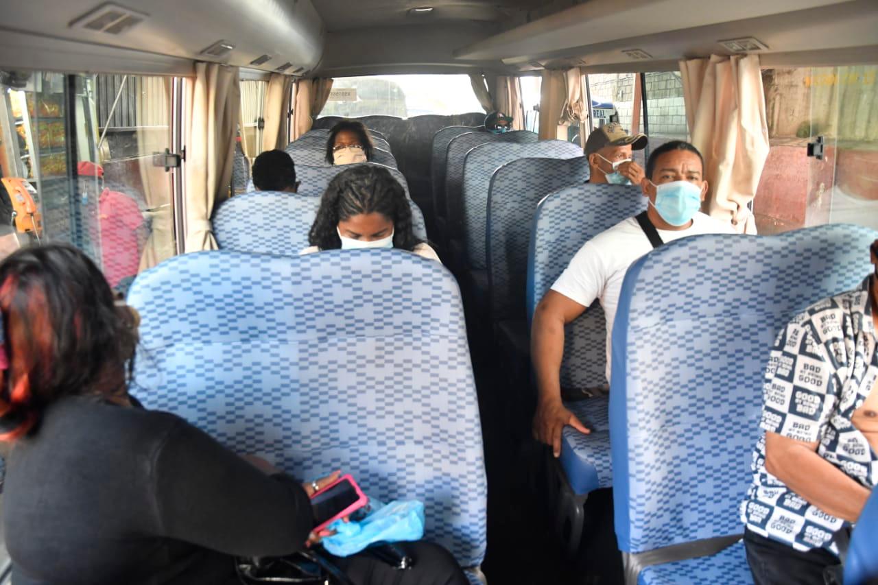 Solo se permite un pasajero en un asiento doble. 
