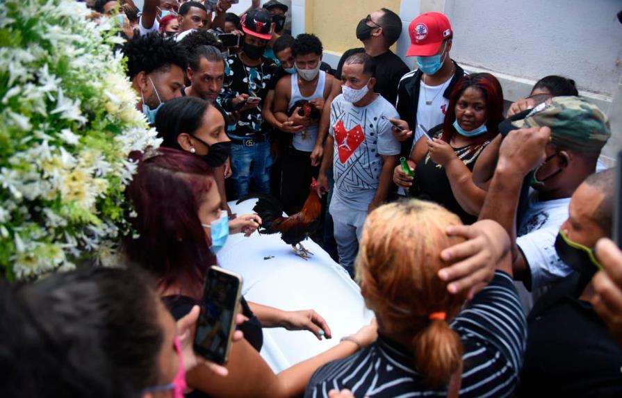 Entre música y gallos multitud sepulta a La Soga en Santiago