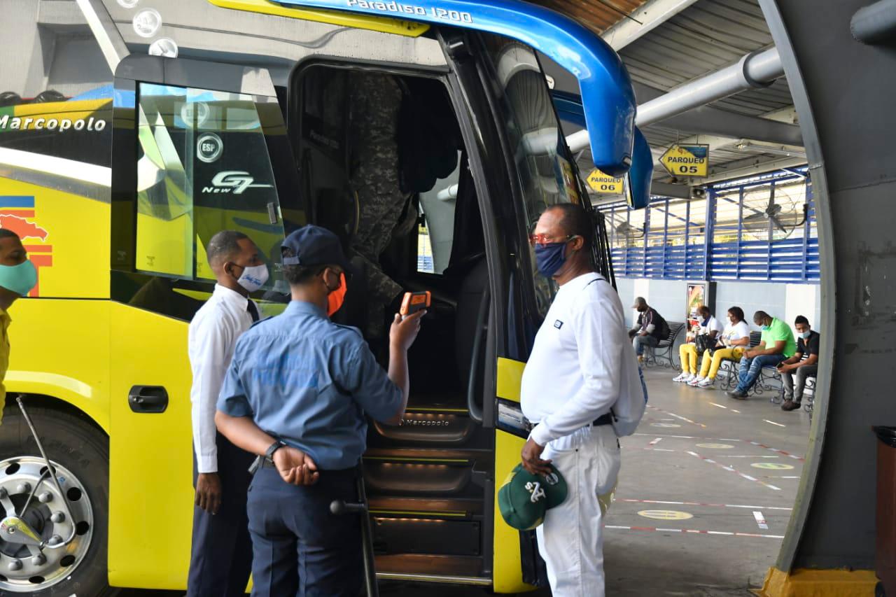 A cada pasajero se le toma la temperatura corporal antes de abordar.