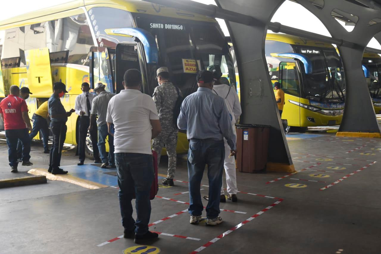 Los usuarios guardan distanciamiento físico.