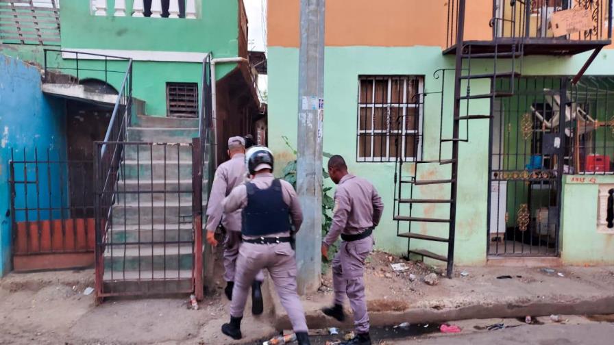 Policía interviene 30 barrios de SDE y Boca Chica y apresa 63 personas