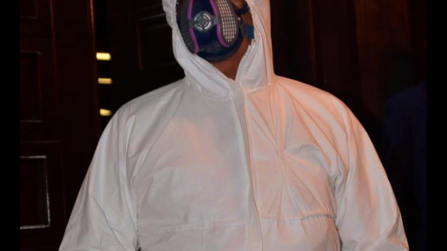 Diputado Peguero Méndez llega con traje de bioseguridad a la Cámara de Diputados