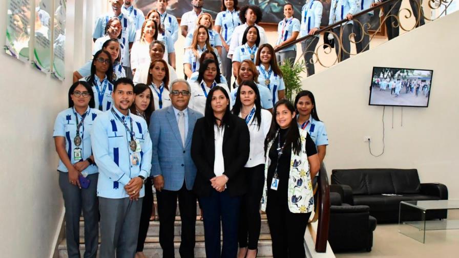 Ministro de Salud aparece en foto junto a un grupo de personas sin mascarilla y sin guardar distanciamiento
Además, en esta imagen pueden ver la información de la institución, fechada del día de hoy.