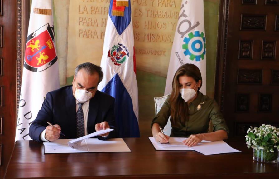 Industriales y Ayuntamiento del Distrito firman convenio para recolectar botellitas plásticas