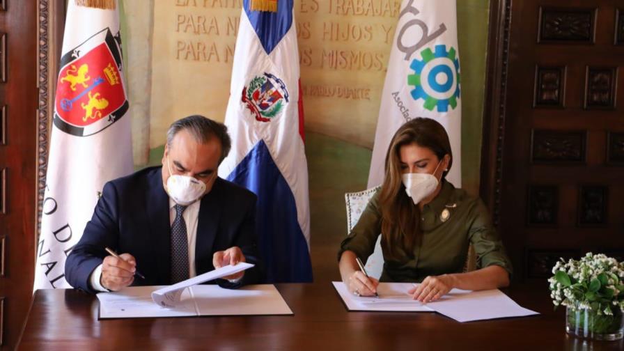 Industriales y Ayuntamiento del Distrito firman convenio para recolectar botellitas plásticas