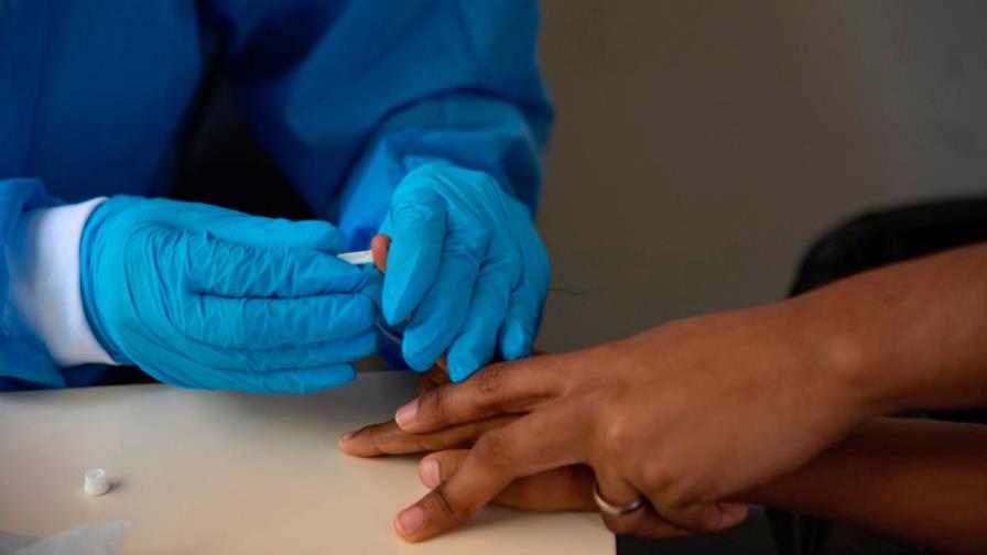 La tasa de positividad va en aumento tras pico en nuevos contagios 