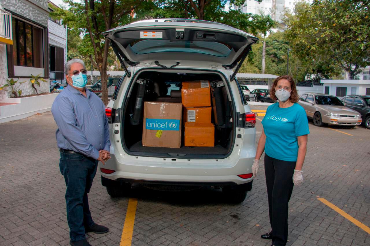 Los equipos  fueron entregados por la representante de UNICEF,  Rosa Elcarte, al director del Servicio Nacional de Salud (SNS), Chanel Rosa Chupany. 