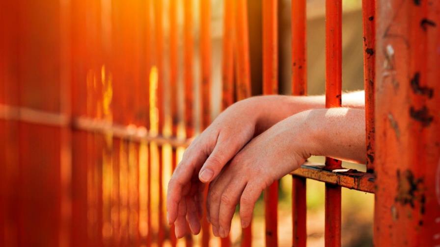 Reclusas de cárcel preventiva de la PN en Mao dan positivo al COVID-19
