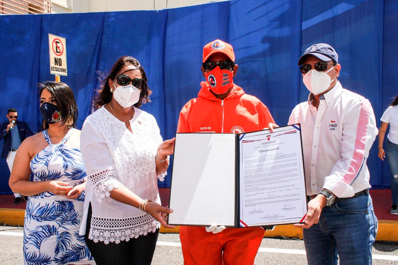 Reconocimiento a un voluntario de la Defensa Civil.