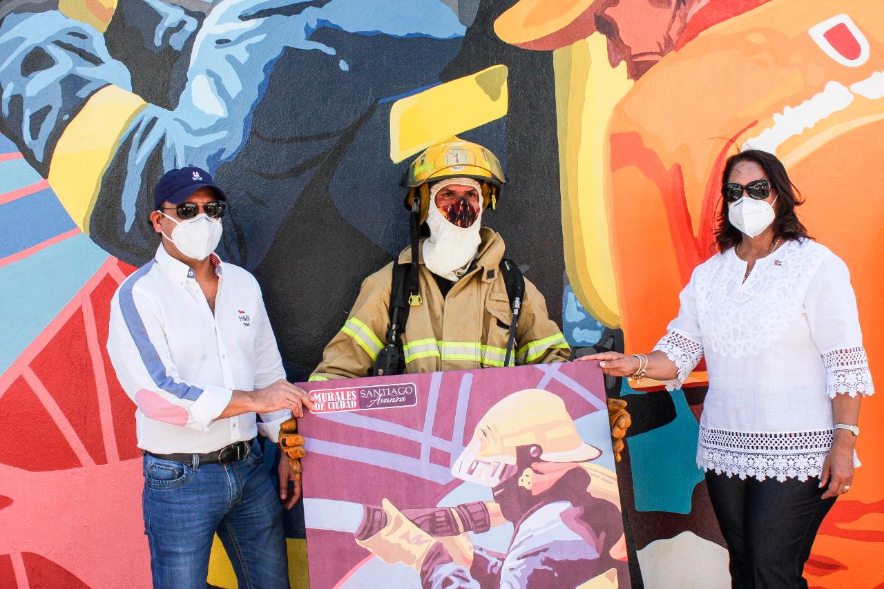 Entrega de una imagen a un bombero de Santiago.