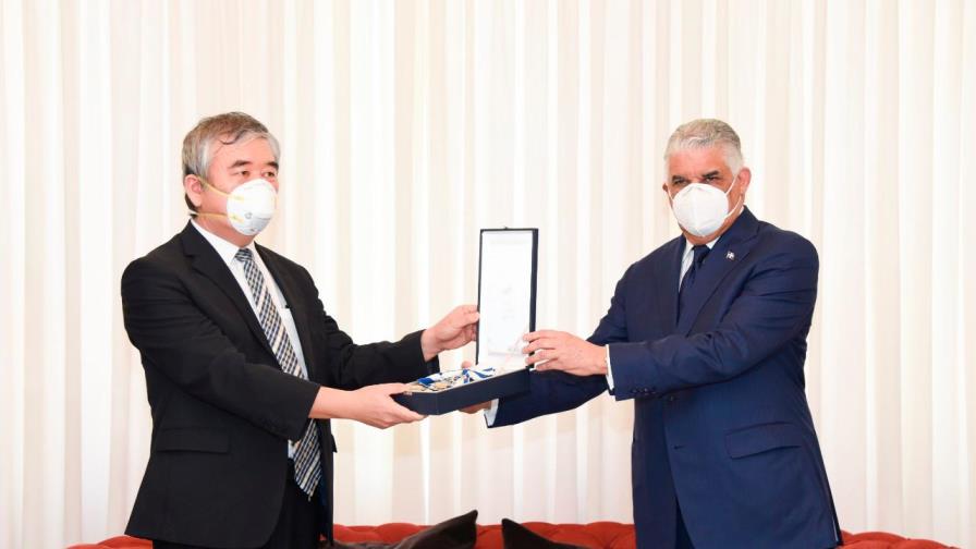 Canciller Vargas impone condecoración al embajador de Corea del Sur Canciller Vargas impone condecoración al embajador de Corea del Sur