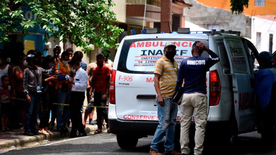 Hallan estrangulada a una mujer en Santiago; culpan a su hijo de la muerte 