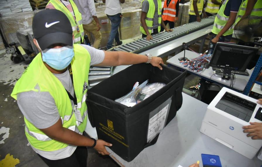 JCE inicia empaque de valijas electorales