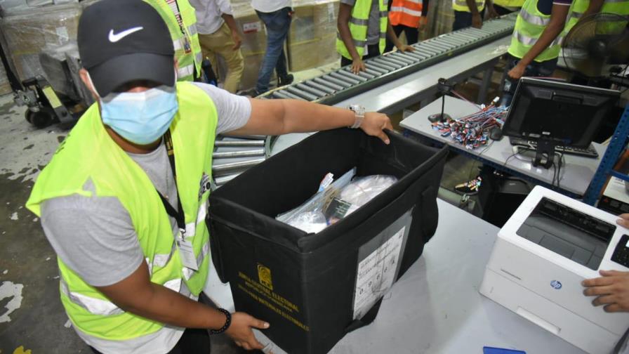 JCE inicia empaque de valijas electorales