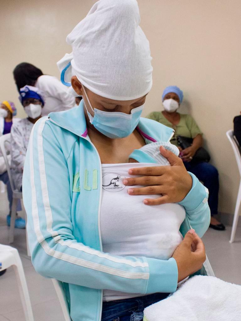 Uno de los  objetivos del programa es que el bebé esté en contacto con la piel de la madre. 