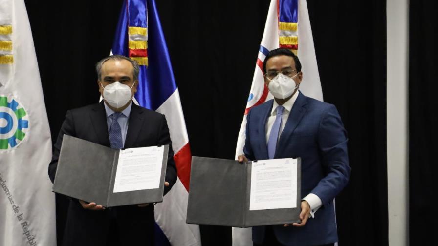 EL CEI-RD firma convenio con los industriales y colocará Puntos NUVI en sus instalaciones