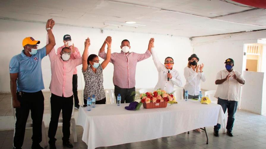 Mayobanex Escoto juramenta a Bolívar Valera, y lo proclama como su candidato a diputado