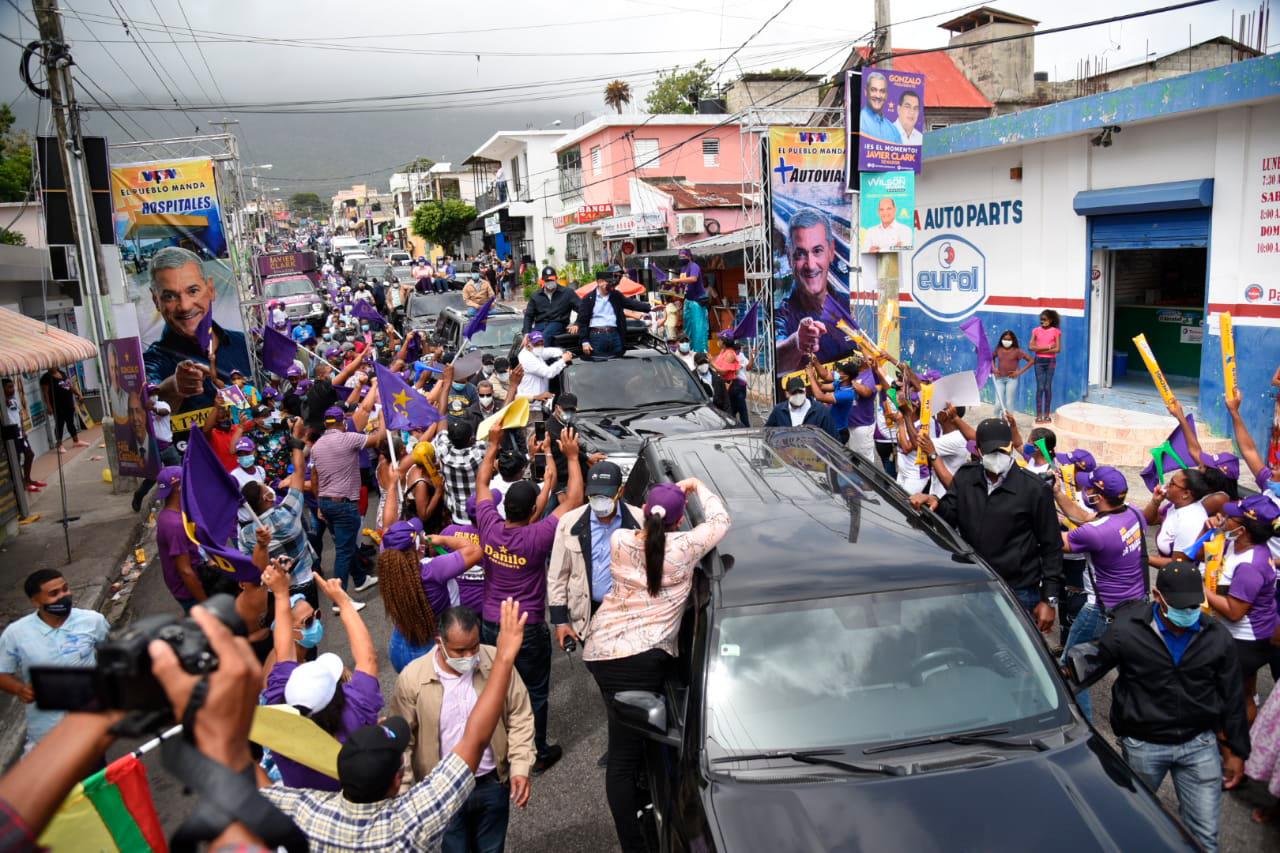 Vista más amplia de la caravana.