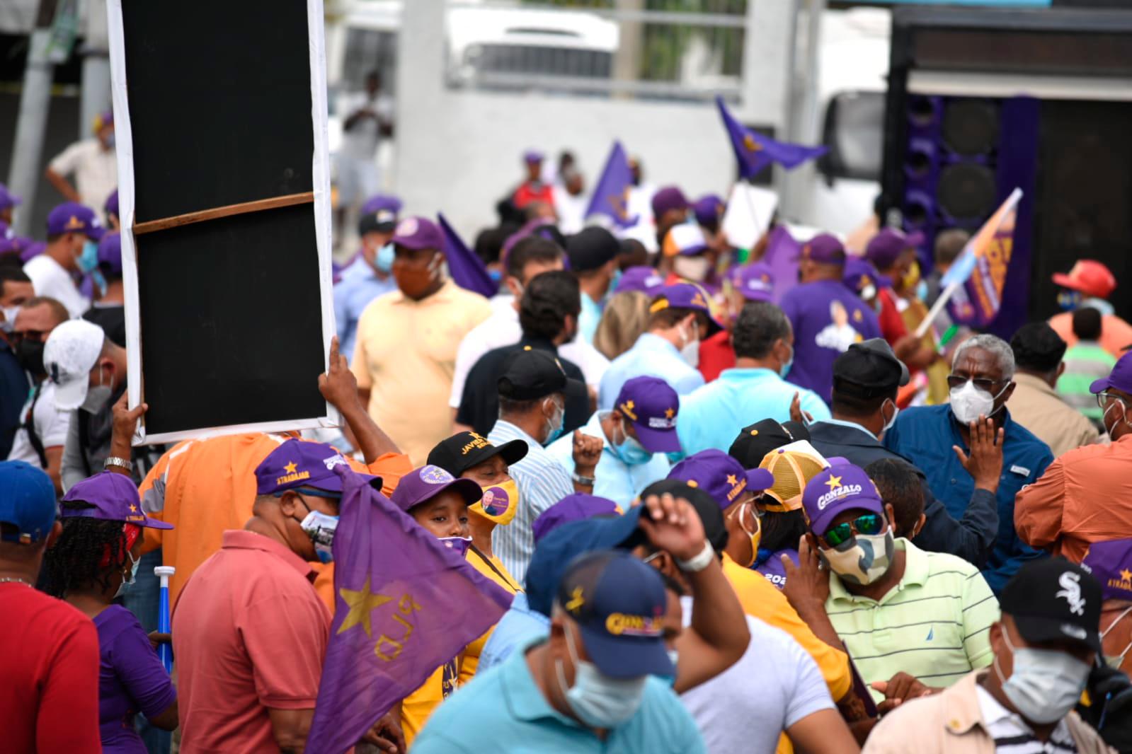 Personas que estaban esperando la llegada del presidente.