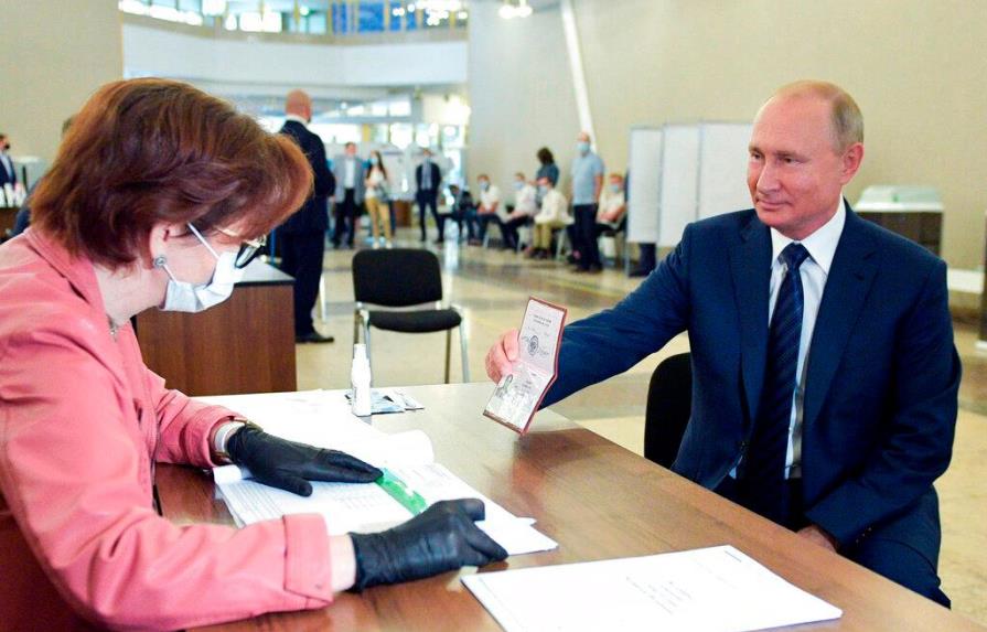 Electores rusos aprueban que Putin pueda seguir en el poder hasta el 2036