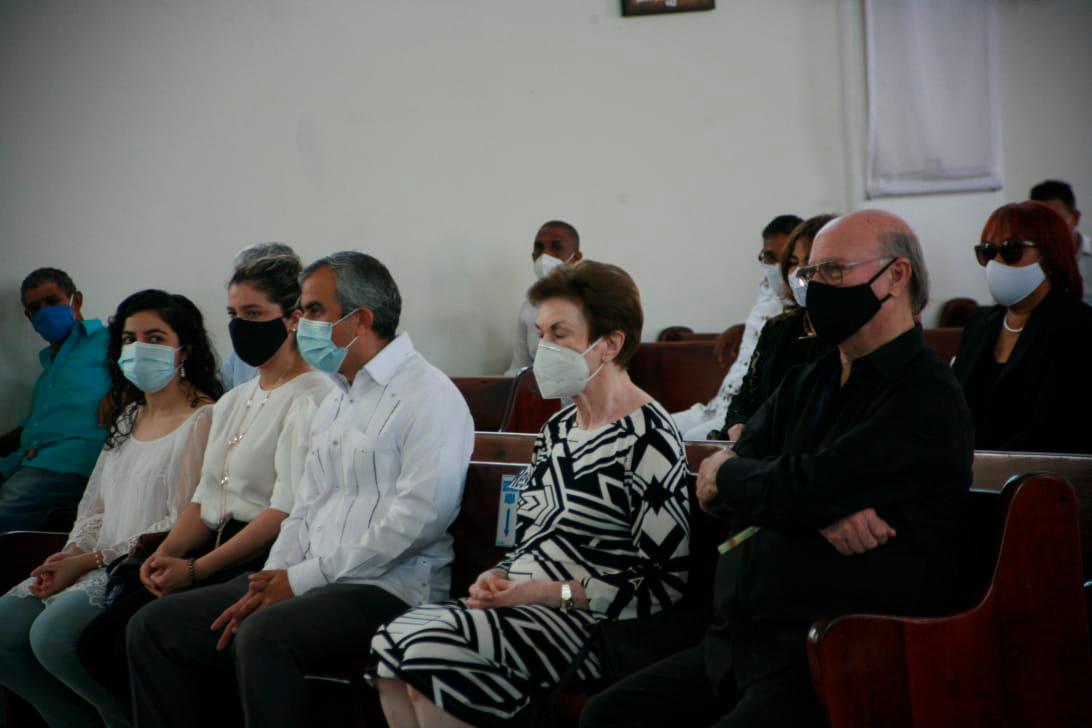 En la ceremonia litúrgica participaron Sonia Guzmán viuda Hernández y otros familiares de fenecido mandatario.