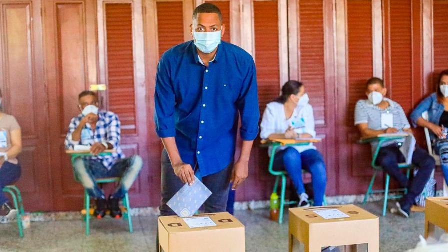 Bolívar Valera ejerce su derecho al voto; es candidato a diputado